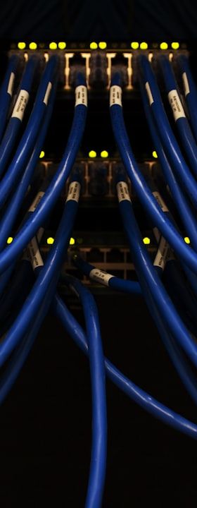 Phoenix Contact: Gebrückter Pinstrip-Steckverbinder für Durchsteckmontage