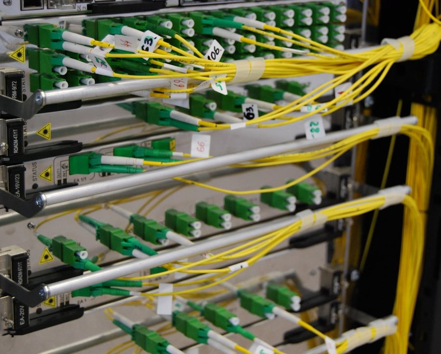 HMS Networks lanciert NT7000-Serie: Managed Switches für zeitkritische Industrienetzwerke