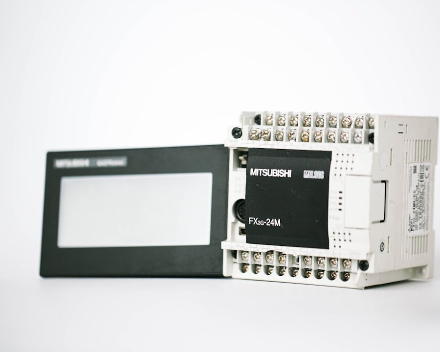 Festo CECC-AX: SPS und Python in einem kompakten Controller für Life-Sciences